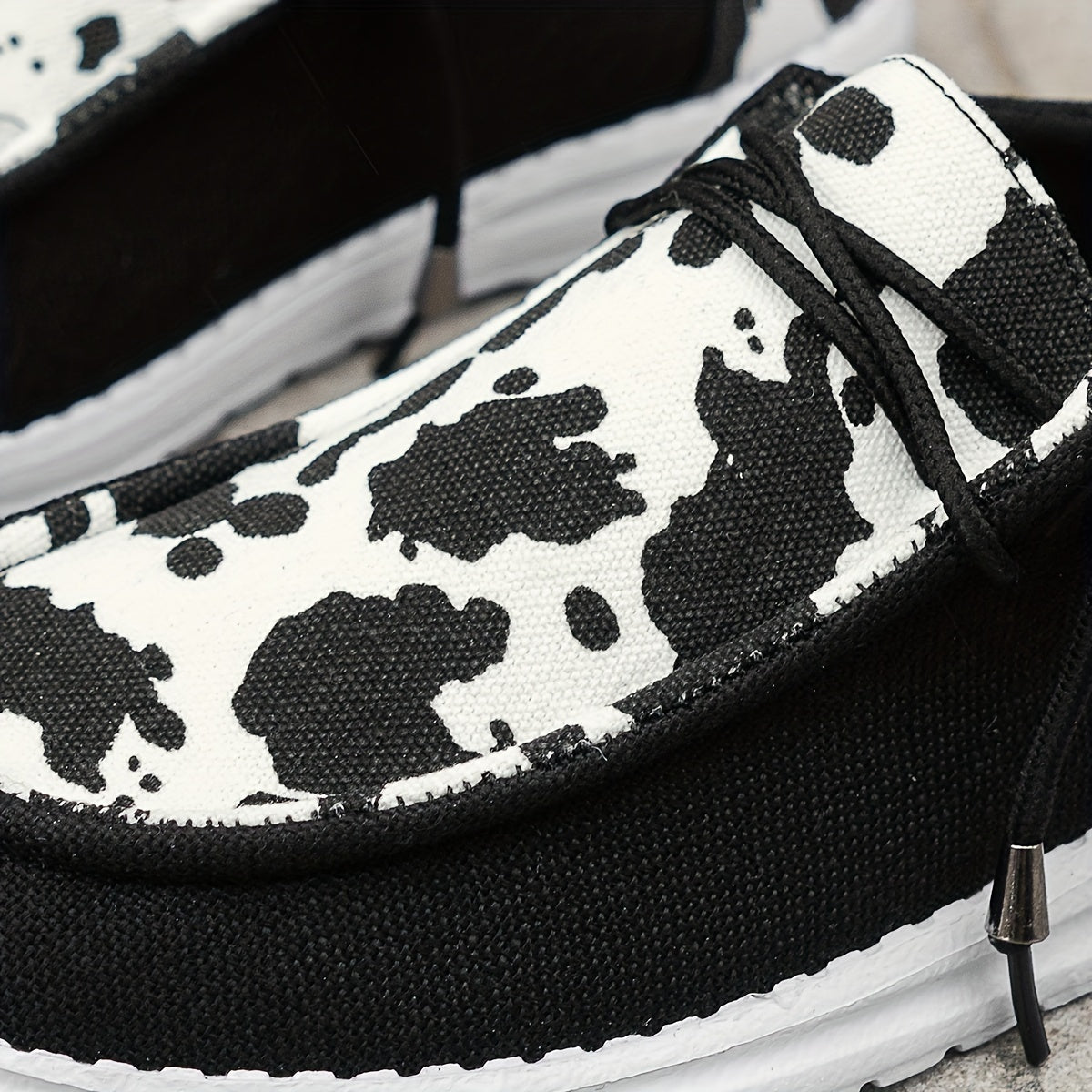 Letnie loafersy damskie - lekkie buty wsuwane z krowim wzorem