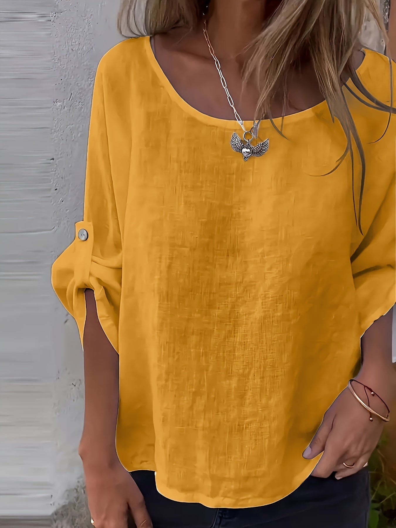 Elegancka biała koszula damska, minimalistyczny design, okrągły dekolt, poliester