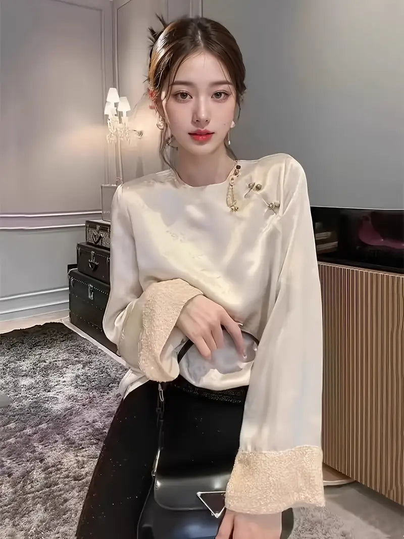 Beigefarbene Jacquard-Bluse mit Perlmuttknöpfen und Pailletten