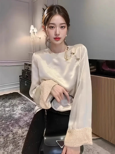 Beigefarbene Jacquard-Bluse mit Perlmuttknöpfen und Pailletten