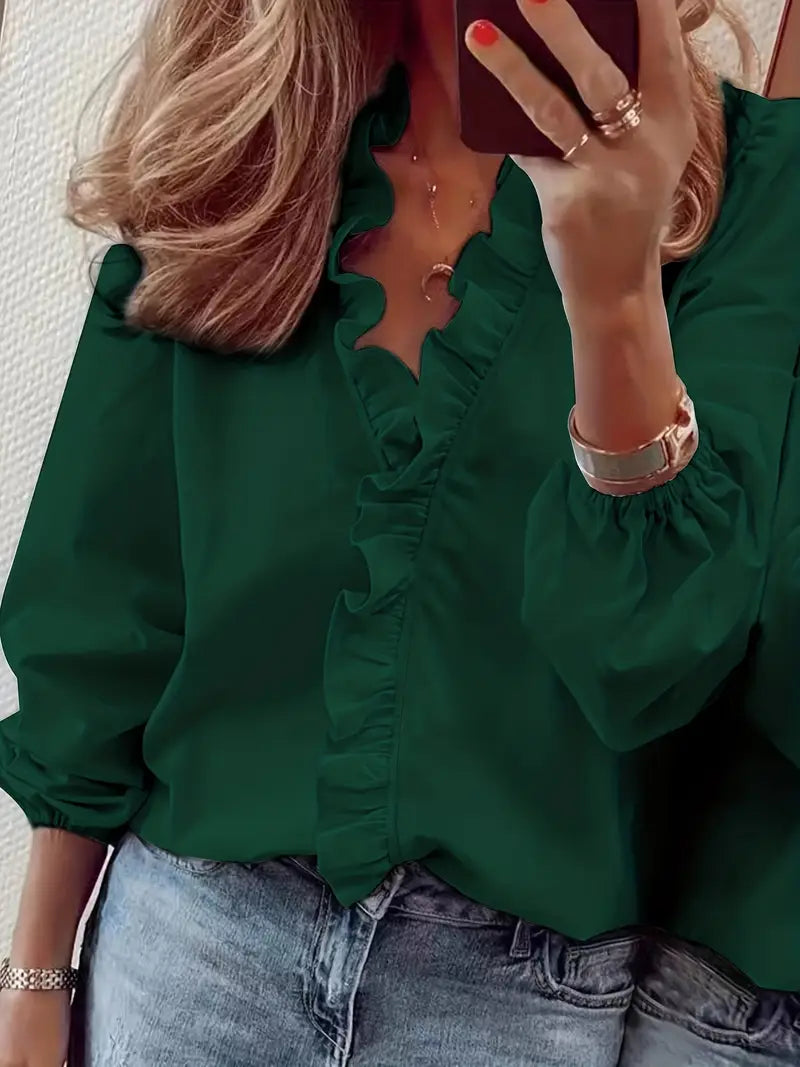 Elegancka bluzka z dekoltem w szpic i falbankami - damski top casualowy i szykowny