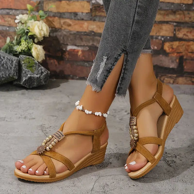 Letnie sandały na koturnie z koralikami w stylu Boho