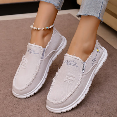 Letnie loafersy damskie - jeansowe loafersy z haftem w stokrotki