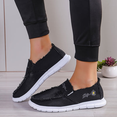 Letnie loafersy damskie - jeansowe loafersy z haftem w stokrotki