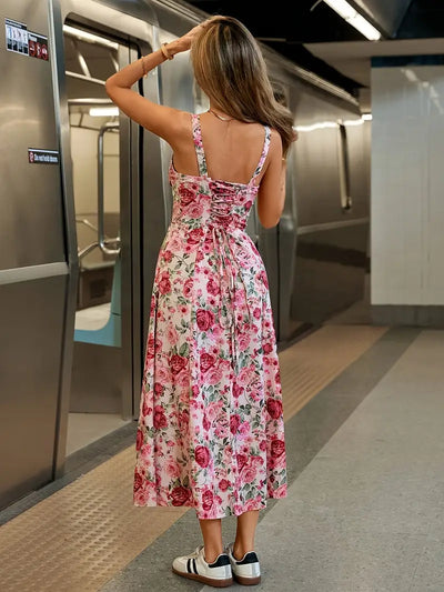 Elegancka letnia sukienka maxi z kwiatowym nadrukiem, bez rękawów, z koronkowym detalem w linii A