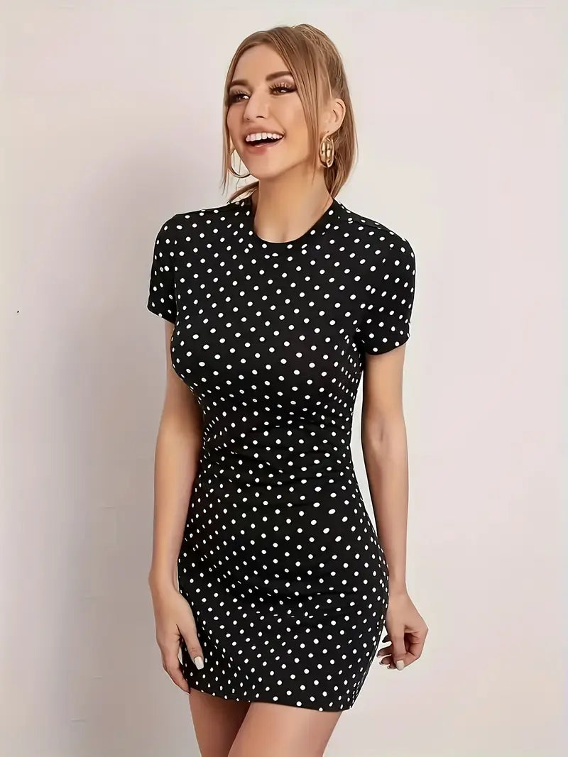 Czarna sukienka bodycon w kropki - z krótkim rękawem, elegancka i swobodna
