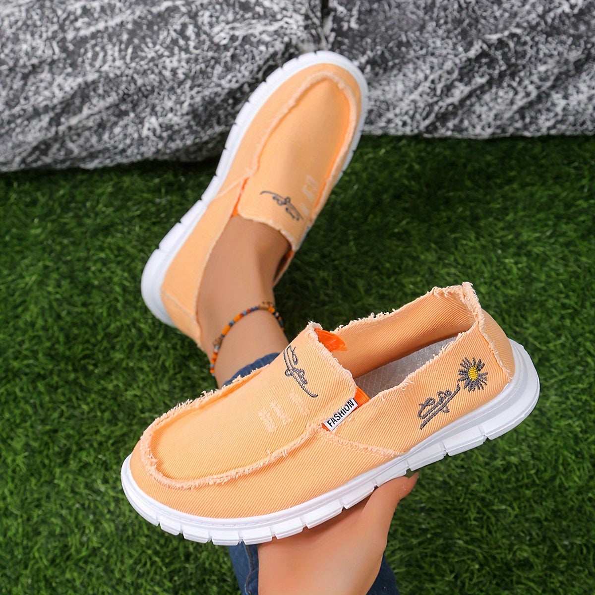 Letnie loafersy damskie - jeansowe loafersy z haftem w stokrotki