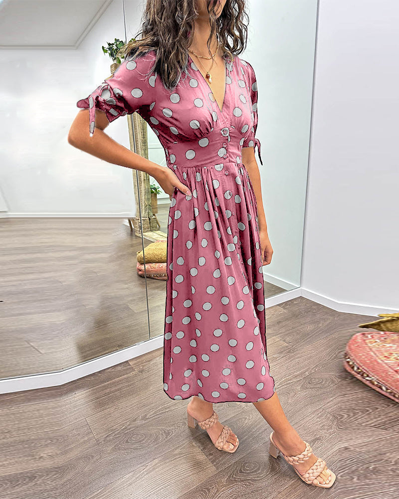 Sukienka Mia™ w kropki z głębokim dekoltem w szpic - wyjątkowa elegancja i styl!