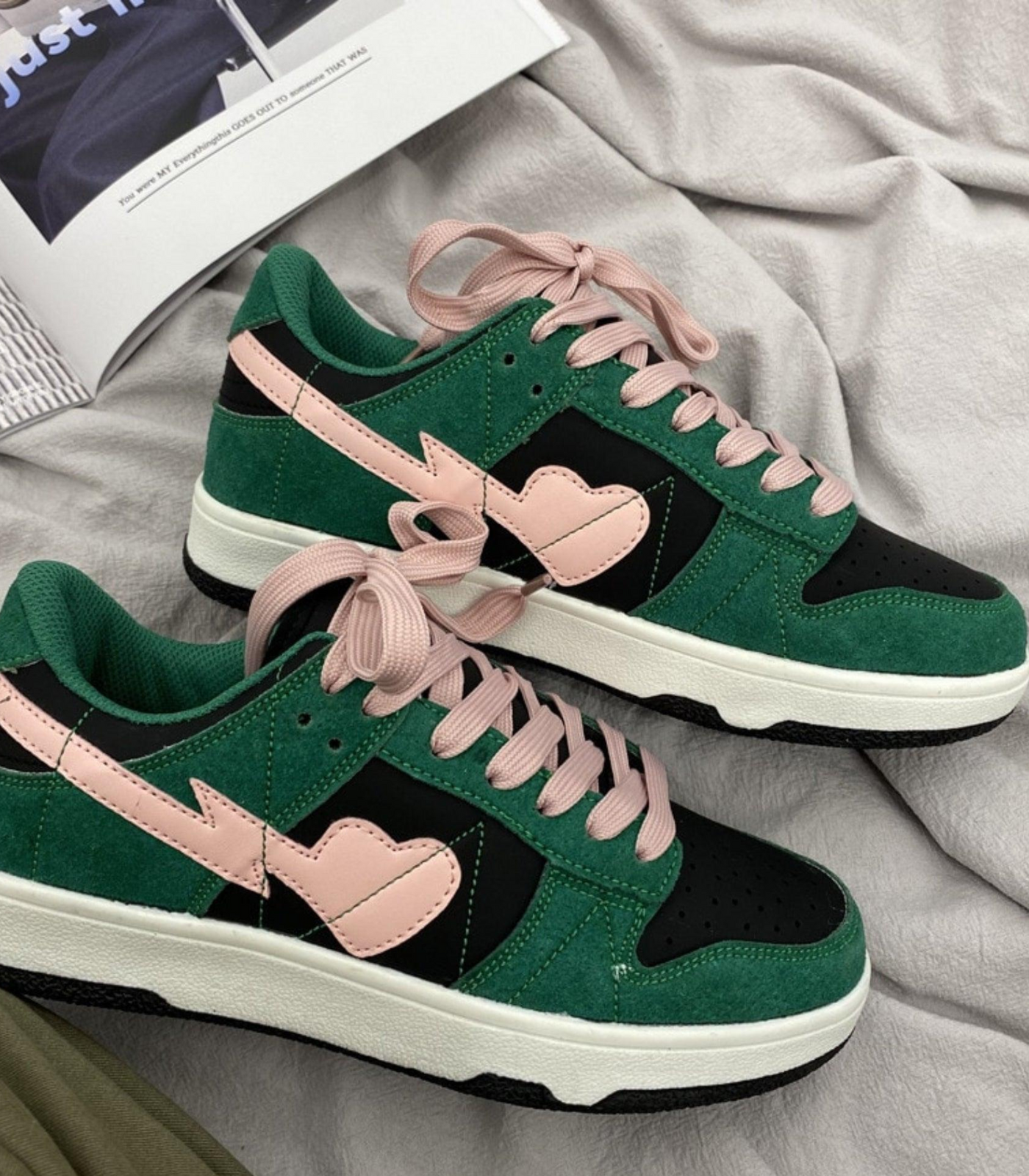 Designerskie buty damskie z motywem serca
