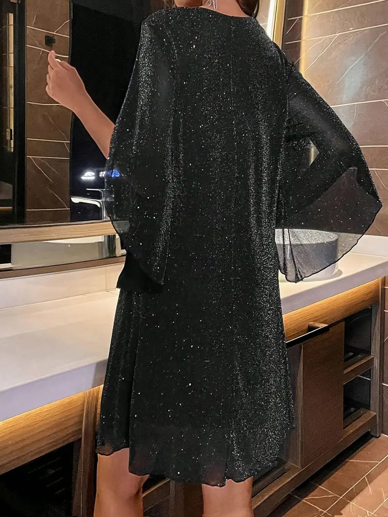 Elegancka jasna cekinowa sukienka z rozciętymi rękawami
