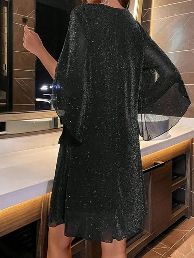 Elegancka jasna cekinowa sukienka z rozciętymi rękawami