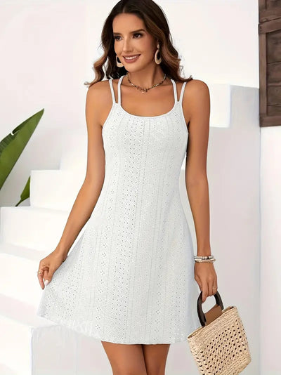 Elegancka czarna sukienka midi z odkrytymi plecami, wąski krój i letni wygląd