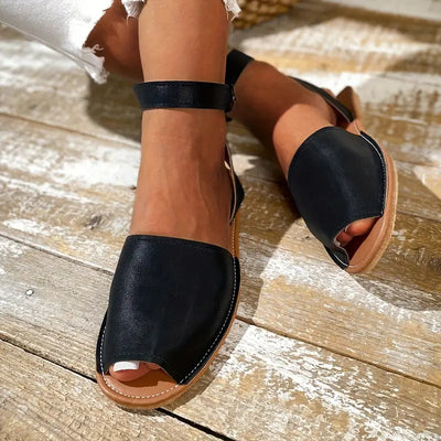Płaskie sandały typu peep toe z swobodną klamrą