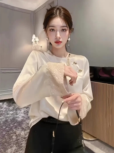 Beigefarbene Jacquard-Bluse mit Perlmuttknöpfen und Pailletten