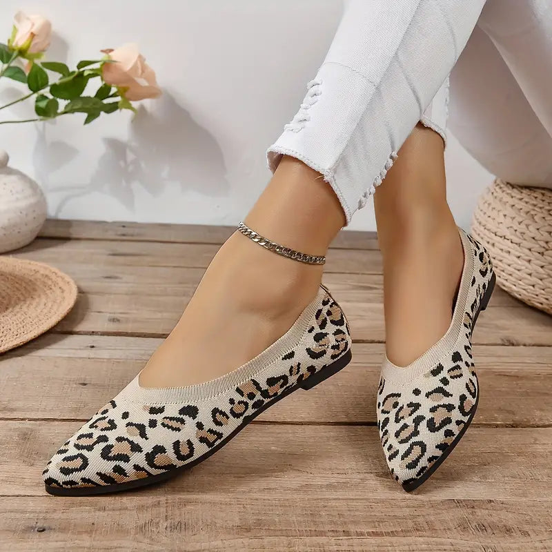 Eleganckie buty wsuwane z nadrukiem lamparta i szpiczastym noskiem