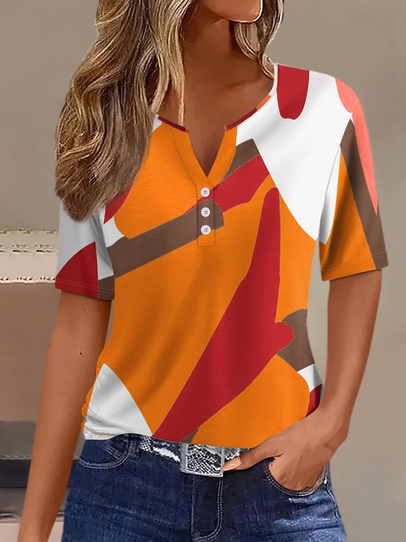 Lniany t-shirt damski - przewiewny, z krótkim rękawem, zapinany na guziki i wzorem w bloki kolorów