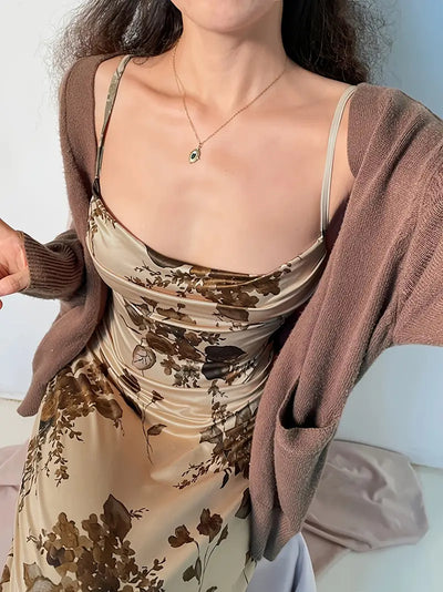 Sukienka bodycon z kwiatowym wykończeniem - Brązowa letnia sukienka z ramiączkami spaghetti