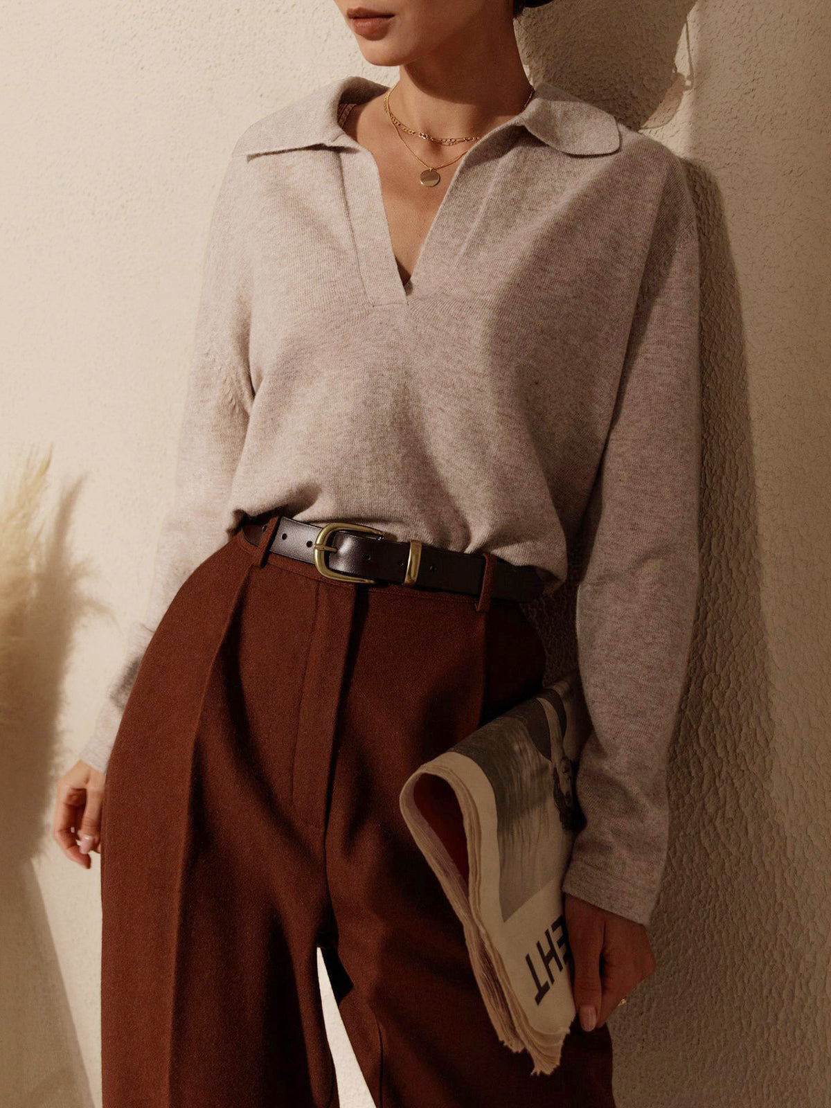 Sweter damski z dekoltem w szpic