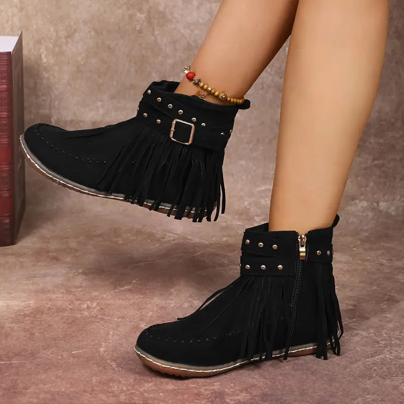 Damskie buty zimowe - sznurowane, stylowe buty z frędzlami i klamrą