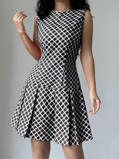 Modna letnia sukienka - bez rękawów, w kształcie litery A, wygodna i elegancka na każdą okazję