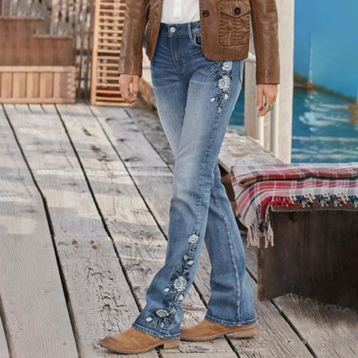 Yvonne – jeansowe spodnie z rozkloszowanymi nadrukami w stylu vintage
