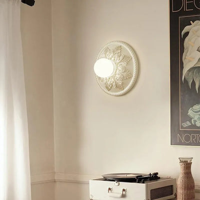 Artystyczna lampa ścienna z żywicy zapewniająca subtelne oświetlenie w nowoczesnym stylu