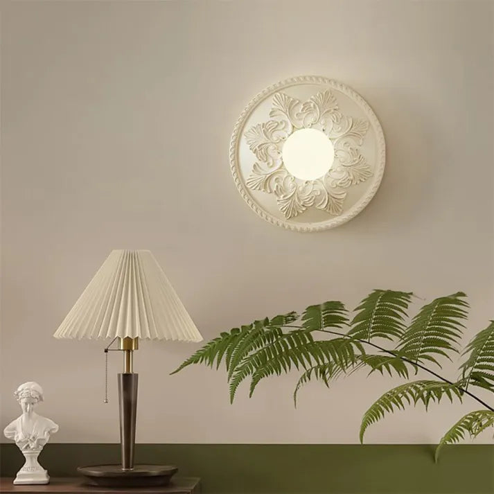 Artystyczna lampa ścienna z żywicy zapewniająca subtelne oświetlenie w nowoczesnym stylu