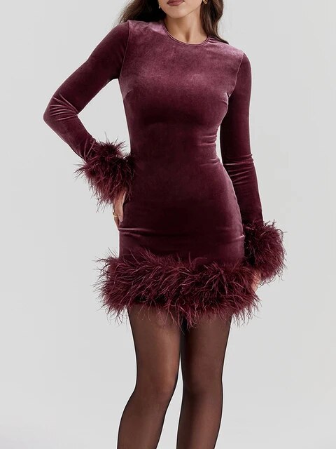 Sukienka mini z piórami – elegancka, dopasowana i na specjalne okazje