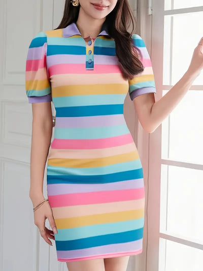 Sukienka bodycon w paski - krótkie rękawy, kołnierzyk i kolorowy wzór, elastyczna i modna