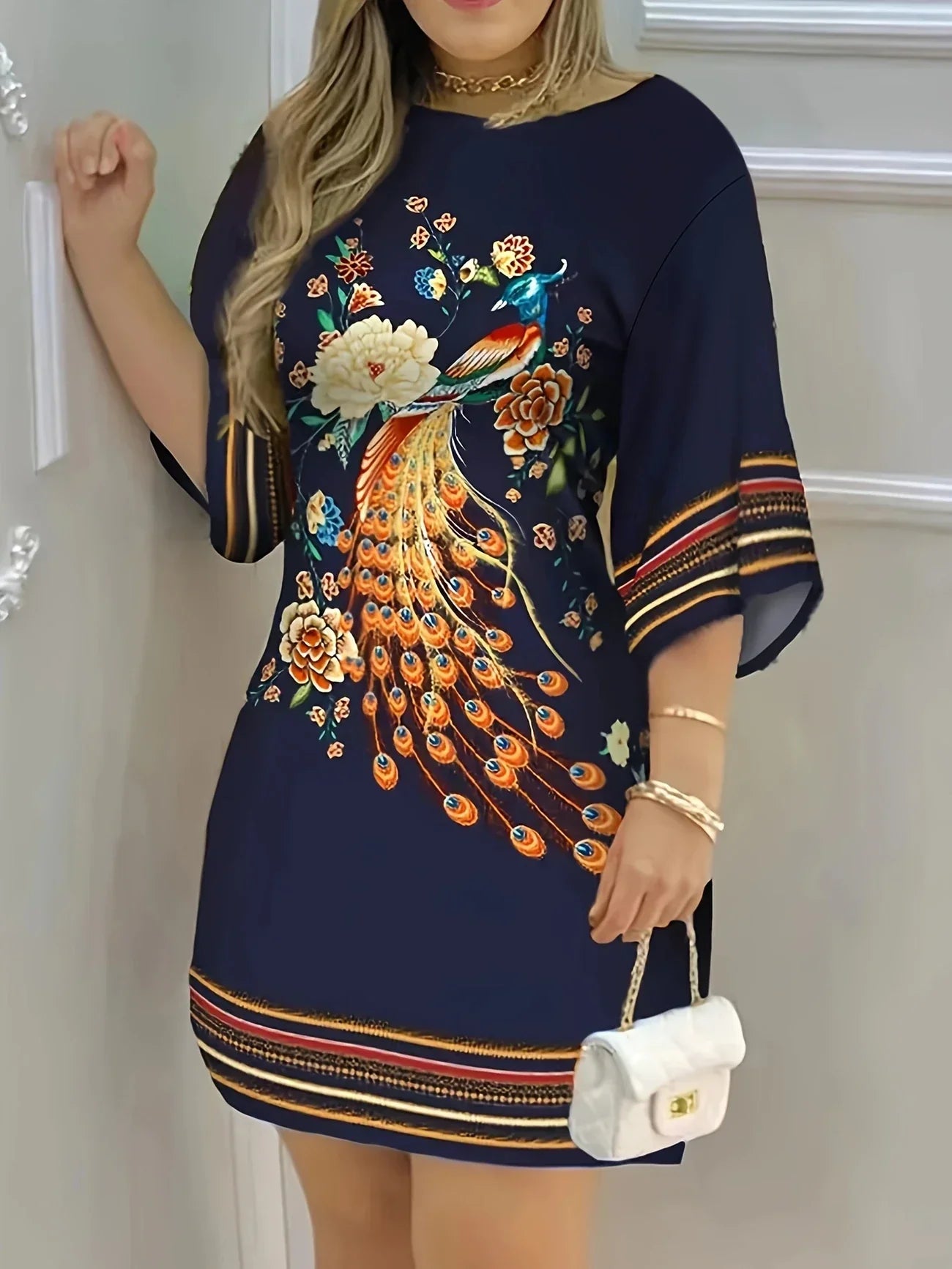 Elegancka sukienka z nadrukiem w pawie i kwiaty - półdługie rękawy, dekolt w szpic z kontrastową lamówką, wygodna