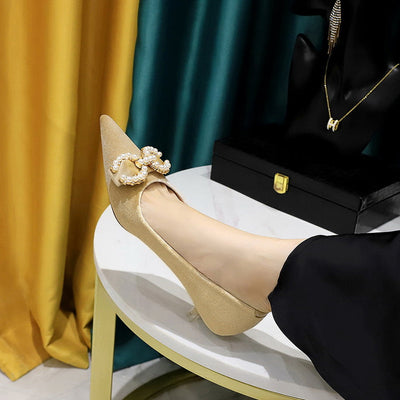 Buty na niskim obcasie na grubym obcasie, ozdobione kokardką