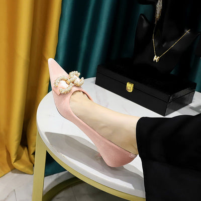 Buty na niskim obcasie na grubym obcasie, ozdobione kokardką