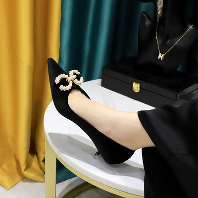 Buty na niskim obcasie na grubym obcasie, ozdobione kokardką