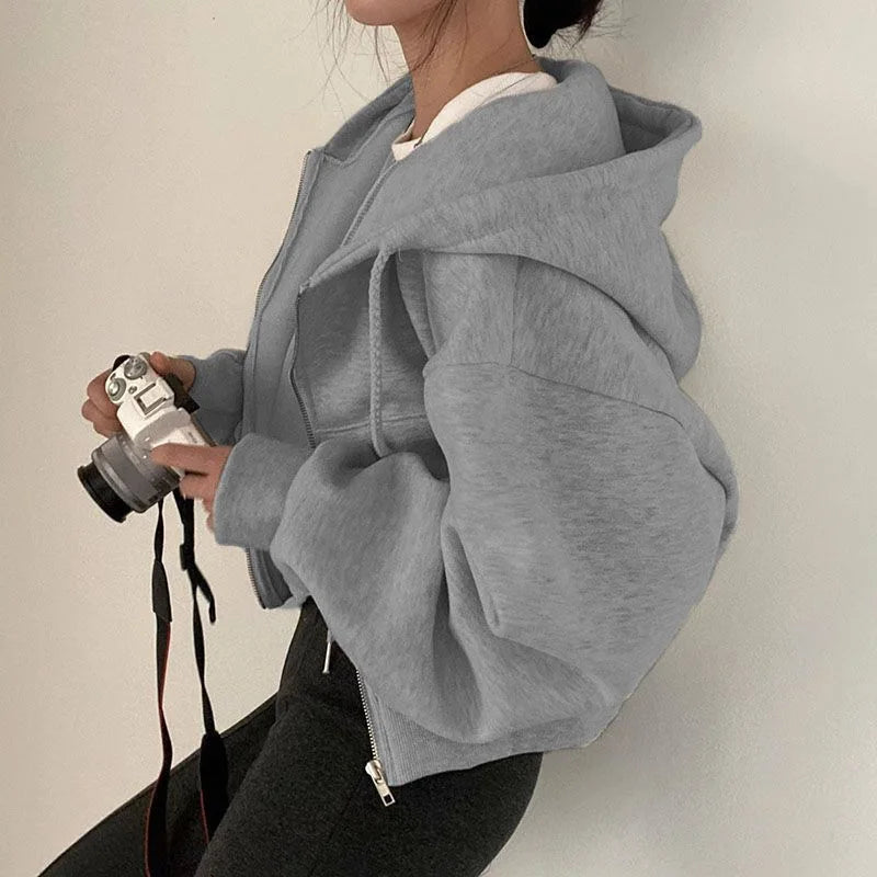 Anne-Marie | Stylowa krótka bluza z kapturem – wygoda i miejski styl na co dzień