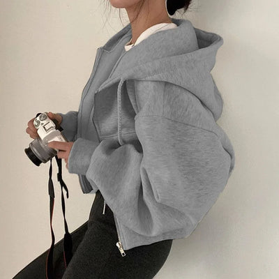 Anne-Marie | Stylowa krótka bluza z kapturem – wygoda i miejski styl na co dzień
