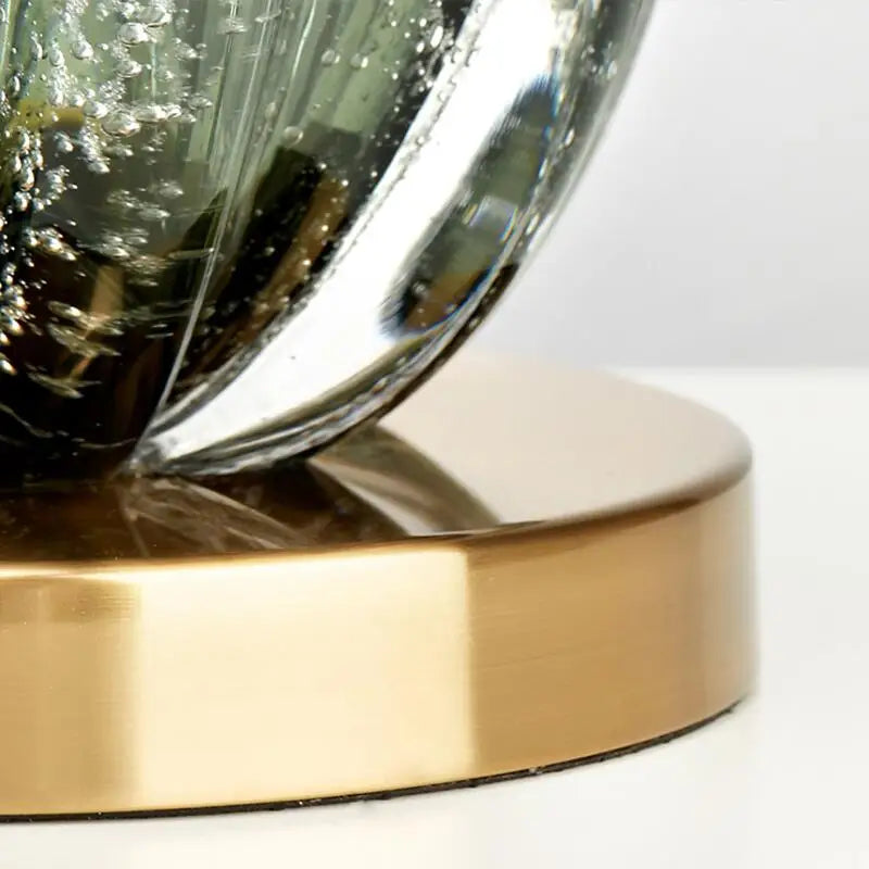 Duża szklana lampa stołowa zapewniająca nastrojowe oświetlenie