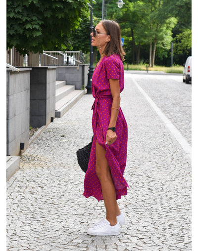 Elegancka sukienka Rina™ z kwiatowym nadrukiem i dekoltem w kształcie litery V, z krótkimi rękawami, zapewniająca świeży i kobiecy wygląd