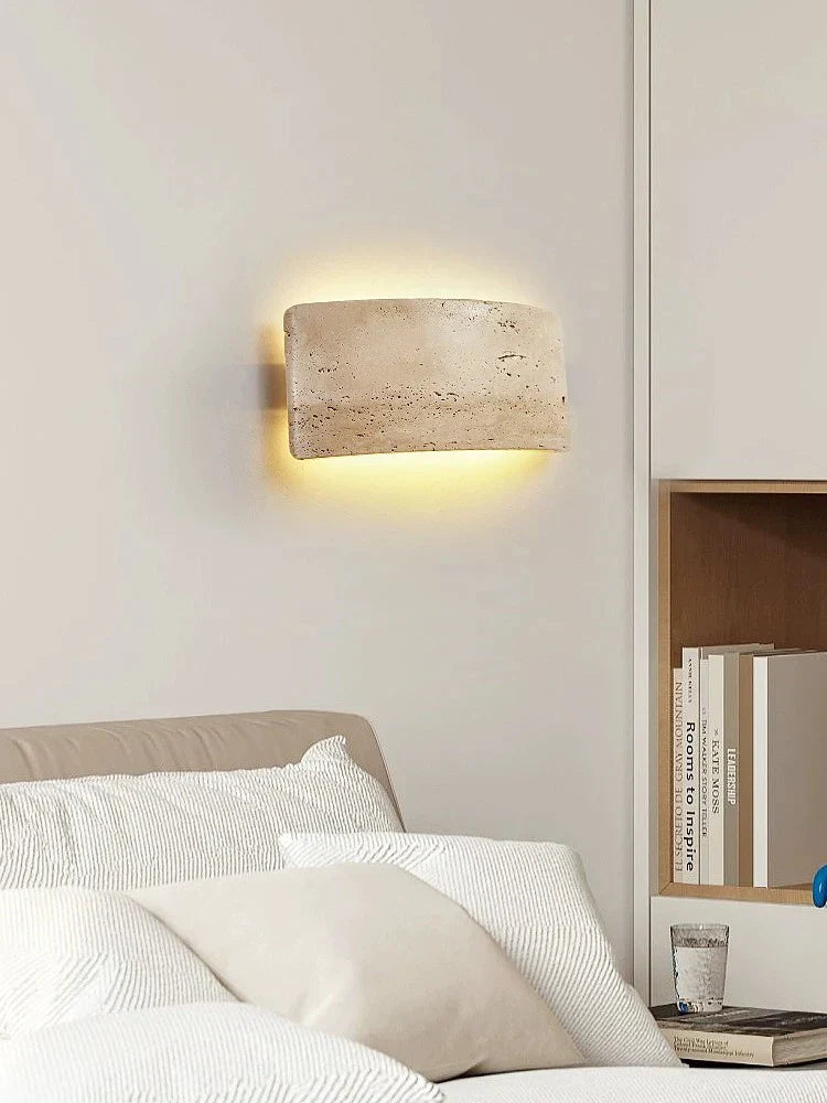 AuraGlow – Nowoczesna Lampa Ścienna z Travertynu i Szkła
