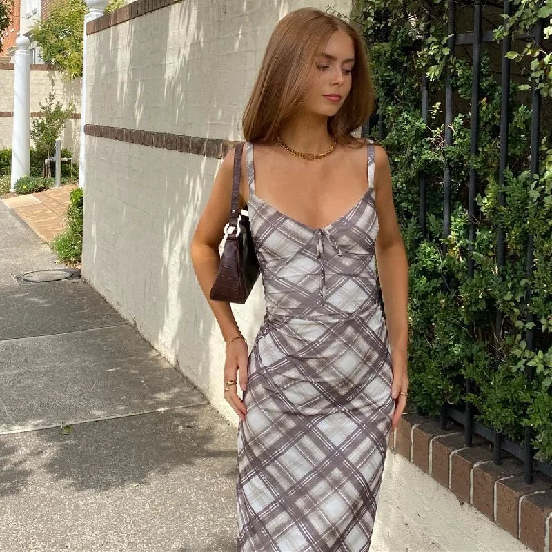Elegancka sukienka maxi na ramiączkach z wzorem w kratę