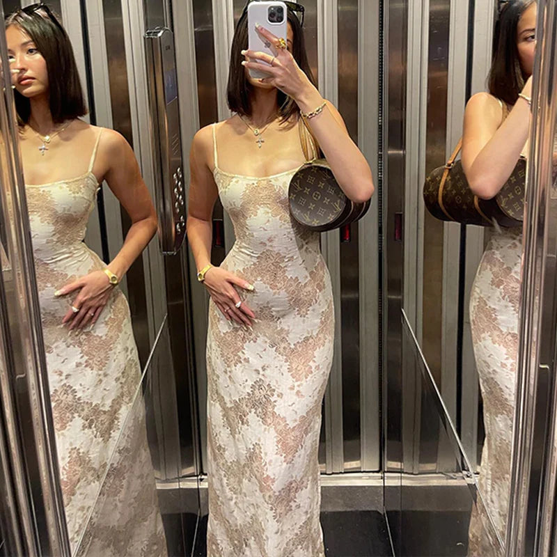 Elegancka Suknia Maxi z Koronkowym Wzorem i Wiązaniem na Plecach