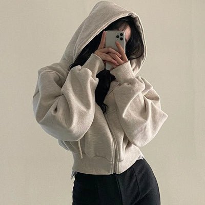 Anne-Marie | Stylowa krótka bluza z kapturem – wygoda i miejski styl na co dzień