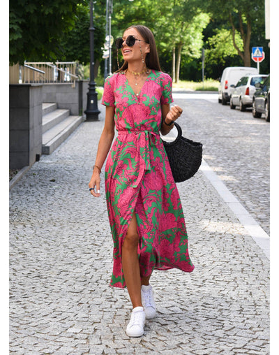 Elegancka sukienka Rina™ z kwiatowym nadrukiem i dekoltem w kształcie litery V, z krótkimi rękawami, zapewniająca świeży i kobiecy wygląd