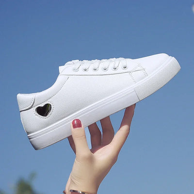 Damskie Białe Sneakersy z Dekoracyjnym Sercem