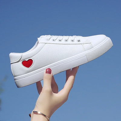 Damskie Białe Sneakersy z Dekoracyjnym Sercem
