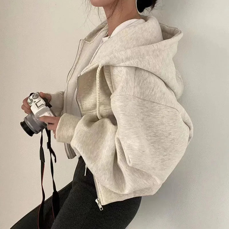 Anne-Marie | Stylowa krótka bluza z kapturem – wygoda i miejski styl na co dzień