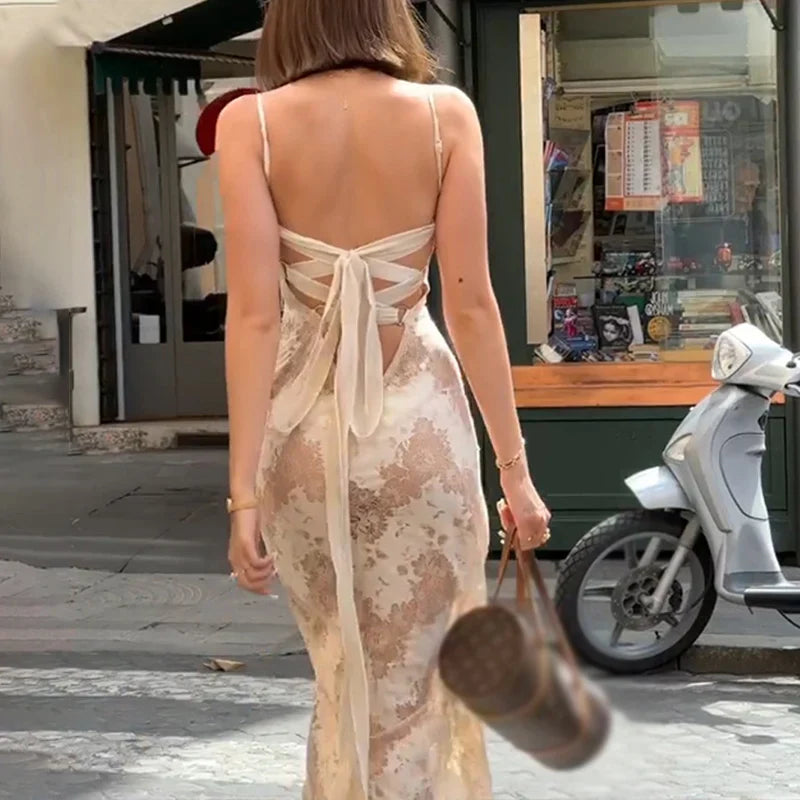Elegancka Suknia Maxi z Koronkowym Wzorem i Wiązaniem na Plecach