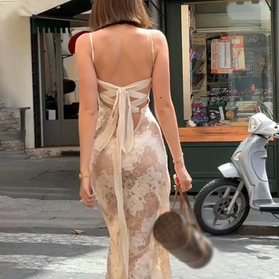 Elegancka Suknia Maxi z Koronkowym Wzorem i Wiązaniem na Plecach