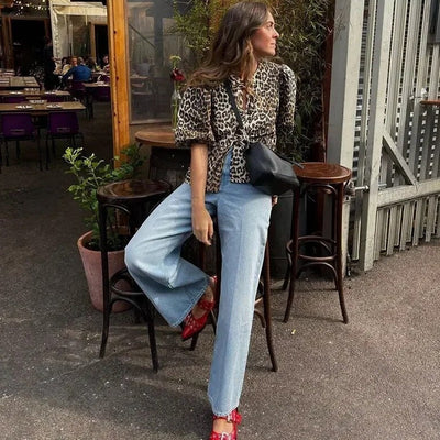 Bella - Modny damski top z kokardą i nadrukiem w panterkę