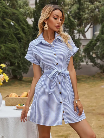 Sukienka damska - Elegancka sukienka w paski z paskiem, krótkimi rękawami i wygodna