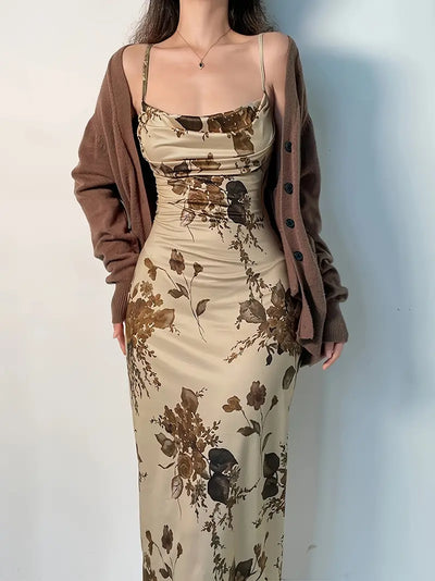 Sukienka bodycon z kwiatowym wykończeniem - Brązowa letnia sukienka z ramiączkami spaghetti